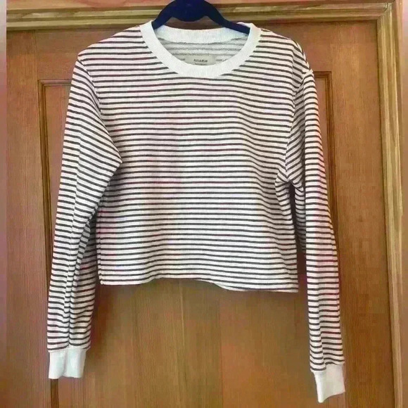 Pull & Bear Women’s Cropped striped Crew Neck Sweatshirt. Size small. - Picture 1 of 4